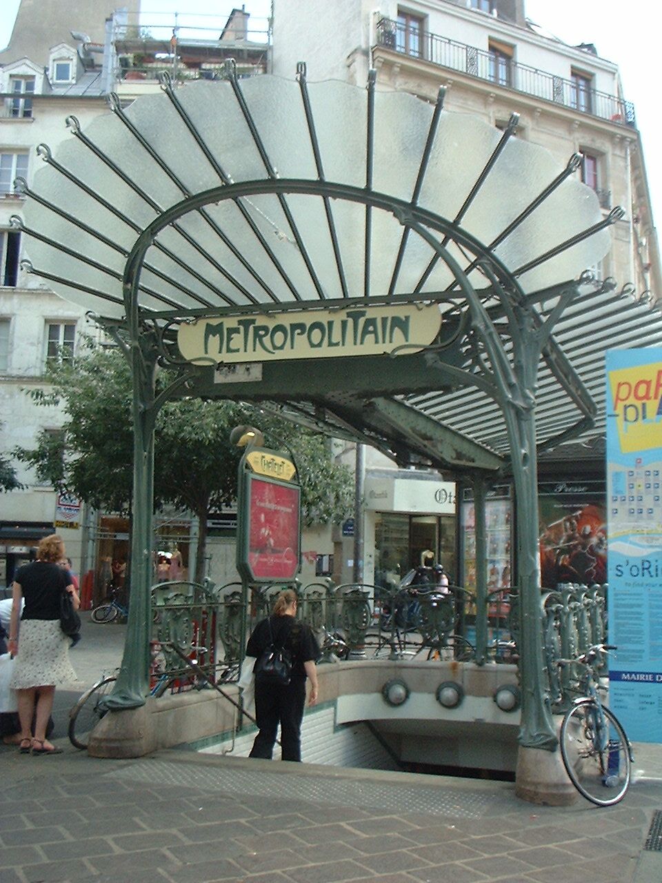 Guimard: Entrance to Paris Metro